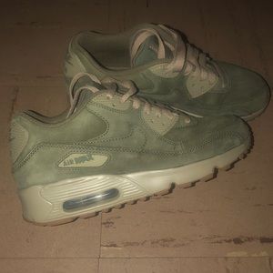 Great condition Gently used Air Max 90 size 5.5 Y